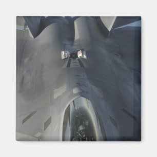 Ein F-22 Raptor bewegt sich in Position, um f zu e Magnet