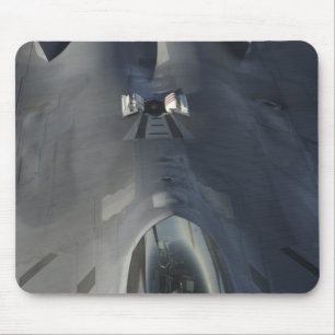 Ein F-22 Raptor bewegt sich in Position, um f zu e Mousepad