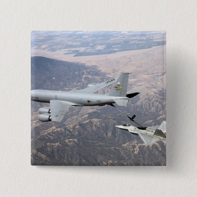 Ein F-22 Raptor erhält Treibstoff von einem KC-135 Button (Vorderseite)