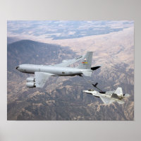 Ein F-22 Raptor erhält Treibstoff von einem KC-135