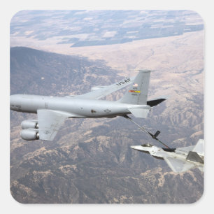 Ein F-22 Raptor erhält Treibstoff von einem KC-135 Quadratischer Aufkleber