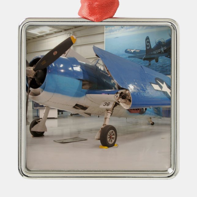 Ein F-6F Hellcat-Weltkriegkämpfer-Flugzeug an Ornament Aus Metall (Vorne)