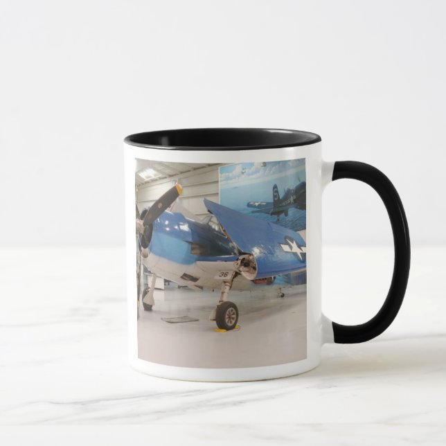 Ein F-6F Hellcat-Weltkriegkämpfer-Flugzeug an Tasse (Rechts)