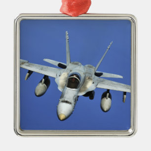 Ein F/A-18 Hornet nimmt an einer Mission teil Silbernes Ornament
