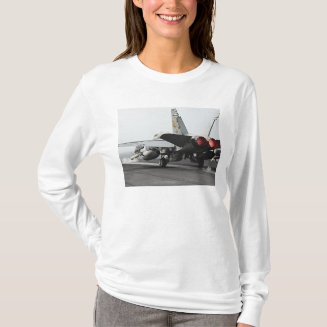 Ein F/A-18C Hornet startet vom Cockpit 2 T-Shirt (Vorderseite)