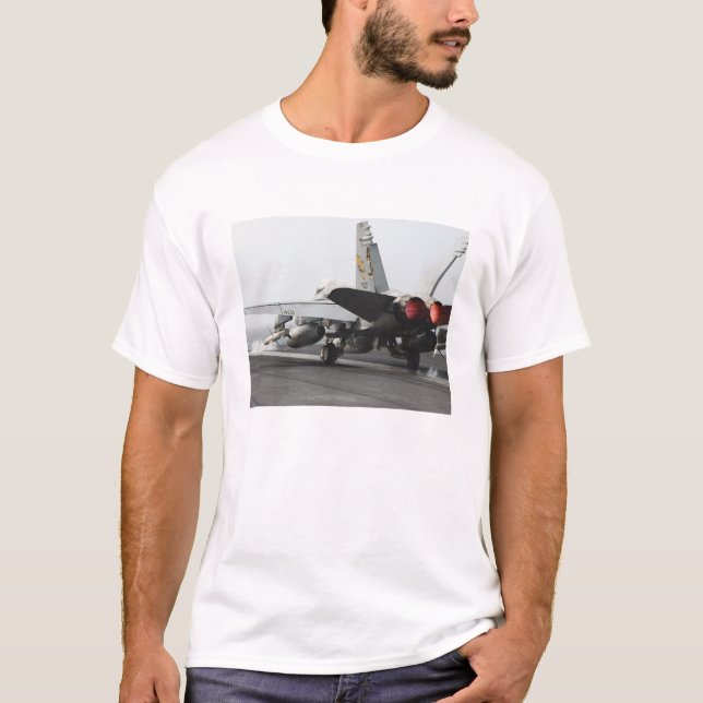 Ein F/A-18C Hornet startet vom Cockpit 2 T-Shirt (Vorderseite)