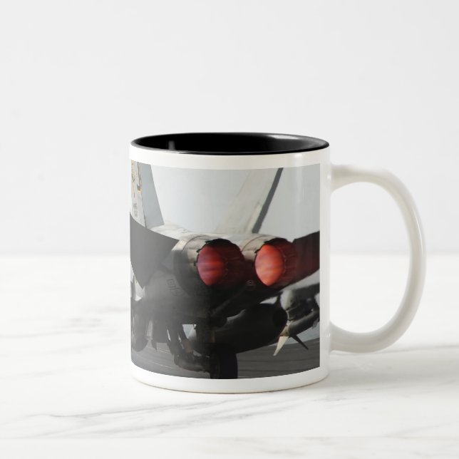 Ein F/A-18C Hornet startet vom Cockpit 2 Zweifarbige Tasse (Rechts)