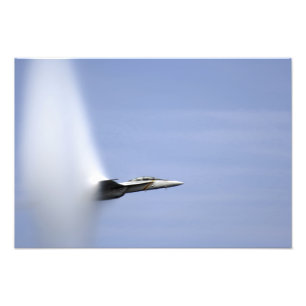 Ein F/A-18E Super Hornet erreicht die Geschwindigk Fotodruck