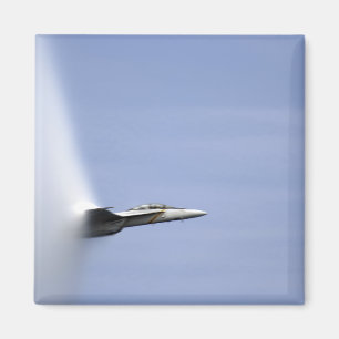 Ein F/A-18E Super Hornet erreicht die Geschwindigk Magnet