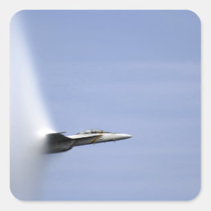 Ein F/A-18E Super Hornet erreicht die Geschwindigk Quadratischer Aufkleber