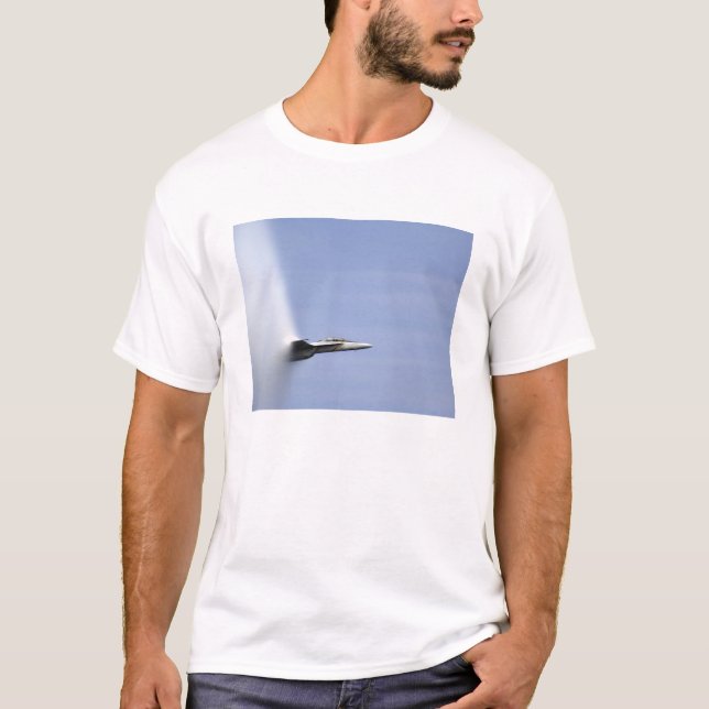 Ein F/A-18E Super Hornet erreicht die Geschwindigk T-Shirt (Vorderseite)