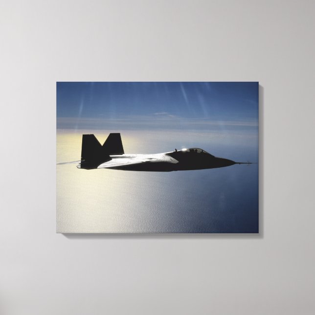 Ein F/A-22 Raptor fliegt eine Ausbildungsmission 2 Leinwanddruck (Vorderseite)