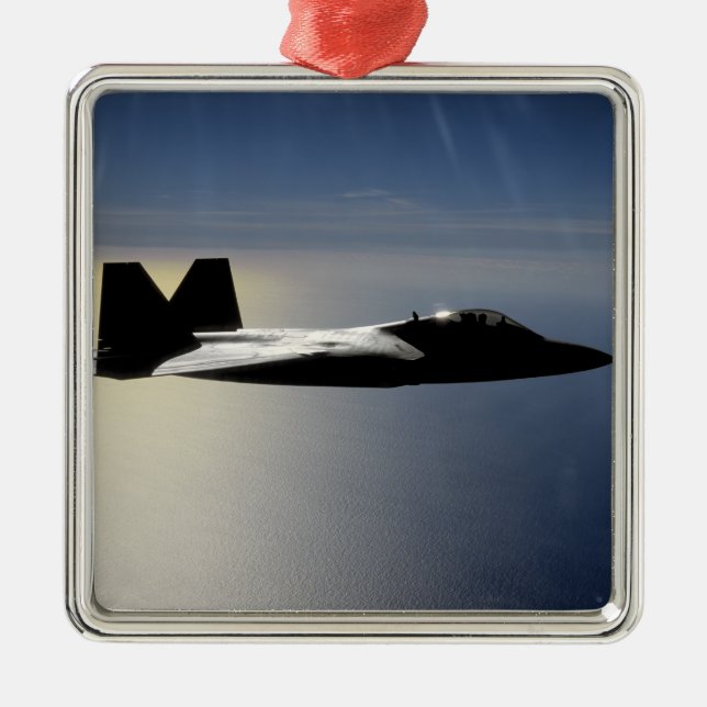 Ein F/A-22 Raptor fliegt eine Ausbildungsmission 2 Silbernes Ornament (Vorne)