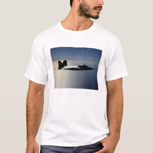 Ein F/A-22 Raptor fliegt eine Ausbildungsmission 2 T-Shirt