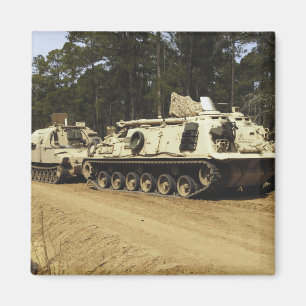 Ein Fahrzeug der Erholung M-88 fängt an, ein M992 Magnet