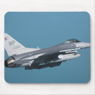 Ein Falken der F-16 im Flug Mousepad