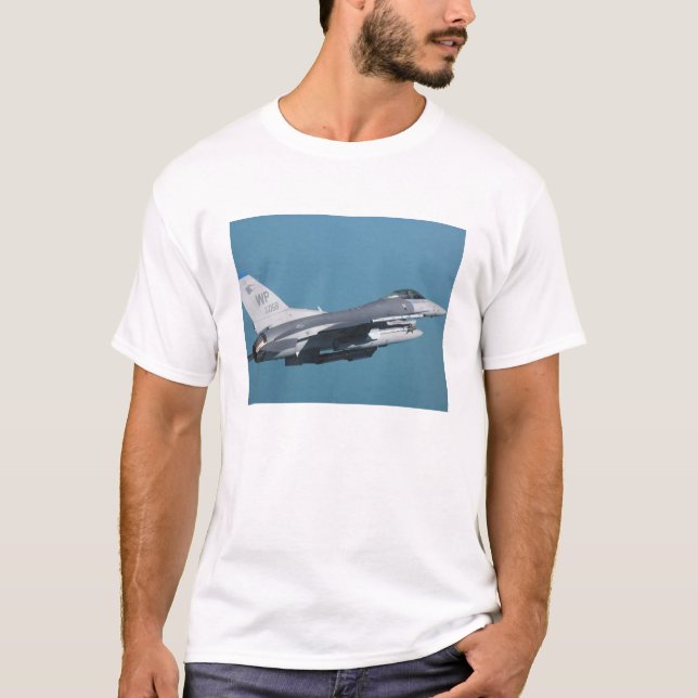 Ein Falken der F-16 im Flug T-Shirt (Vorderseite)