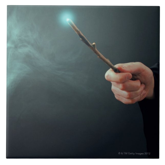 Ein Fantasie-Zauberer, der Magie mit Wand. macht Fliese (Vorderseite)