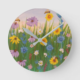 Ein Feld voller wild lebender Blume Runde Wanduhr