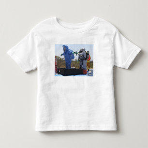 Ein Flieger steht in einer Wanne Kleinkind T-shirt