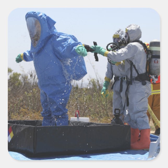 Ein Flieger steht in einer Wanne Quadratischer Aufkleber (Vorderseite)