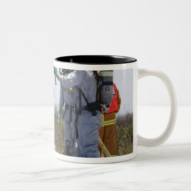 Ein Flieger steht in einer Wanne Zweifarbige Tasse (Rechts)