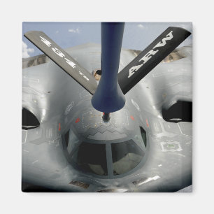 Ein Flugzeug des Geistes B-2, das in Position Magnet