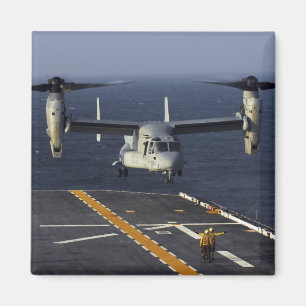 Ein Flugzeug des Osprey V-22 bereitet vor sich zu Magnet