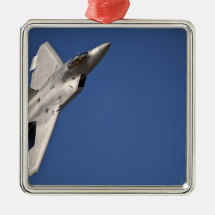 Ein Flugzeug des Raubvogels F-22 Silbernes Ornament