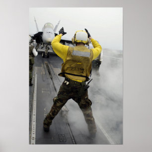 Ein Flugzeugdirektor signalisiert einer F/A-18C Poster