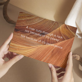 Ein Fluss durchzieht einen Felsen - inspirierendes Postkarte