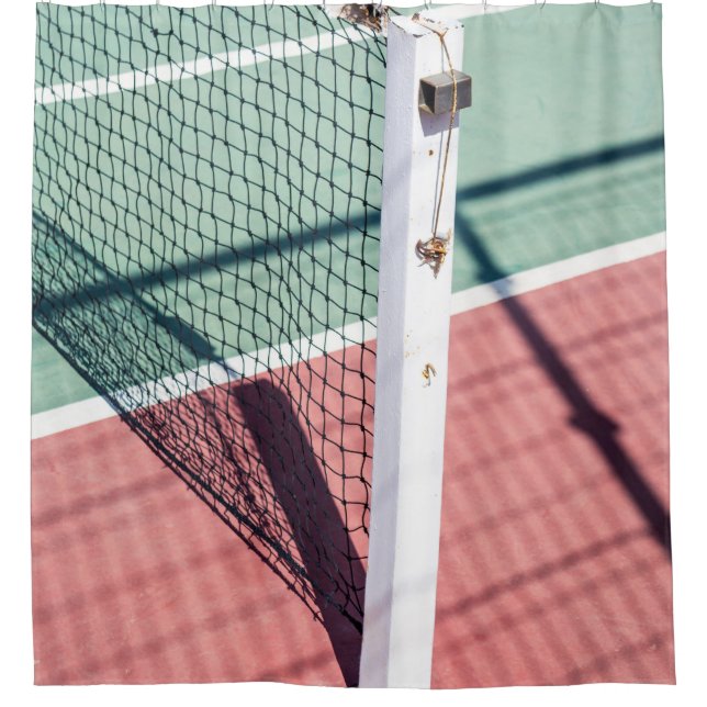 EIN FOKUSSIERTER SCHOT EINES POSTS AUF EINER SEITE DUSCHVORHANG (Vorderseite)