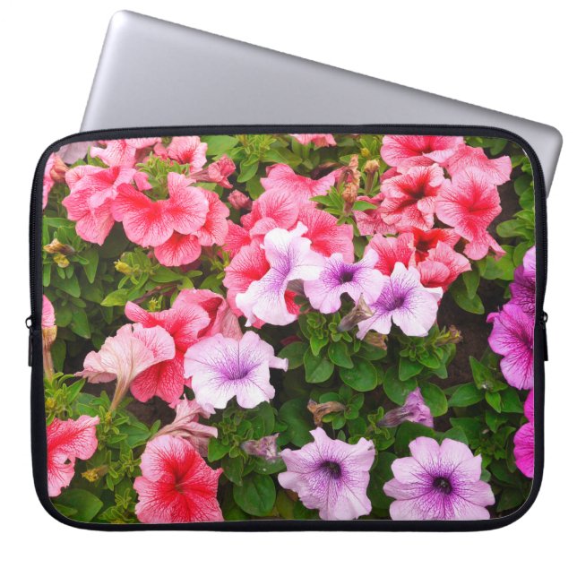Ein Foto der Natur ist eine wunderschöne Petunia-B Laptopschutzhülle (Vorderseite)