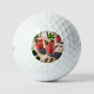Ein Foto eines bunten Wassermelone Mojito mit Minz Golfball