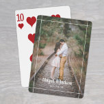 Ein Foto Einfache Bilder Moderne Gastgeschenk Hoch Spielkarten<br><div class="desc">Fügen Sie Ihrer Feier eine personalisierte Touch mit diesen Foto Spielkarten hinzu. (BILDPLATZTIPP: Eine einfache Möglichkeit, ein Foto genau so zu zentrieren, wie Sie gewollt haben, besteht darin, es einzuschneiden, bevor Sie es auf die Zazzle-Website hochladen.) Das Design bietet ein Bild Ihrer Wahl, handgeschriebene Schrift-Kalligraphie und modernes Typografiedatum. Alle Texte...</div>