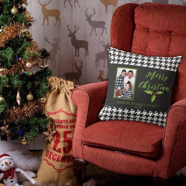 Ein Foto Schwarz-Weiß-Hahnentrittmuster Kissen (Charming black and white houndstooth Christmas pillow for your holidays.)