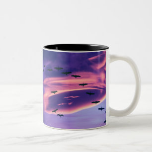 Ein Fotocomposite von Sandhill-Kranichen im Flug Zweifarbige Tasse