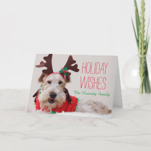 Ein Foxterrier wird oben für Weihnachten gekleidet