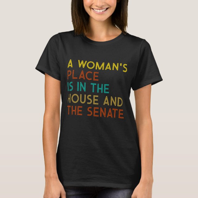 Ein Frauenplatz befindet sich im Haus und im Senat T-Shirt (Vorderseite)