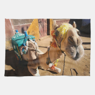 Ein freundliches Kamel erwartet seinen nächsten Fa Handtuch