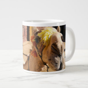 Ein freundliches Kamel wartet auf seinen nächsten Jumbo-Tasse
