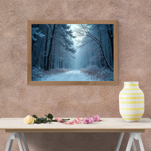 Ein friedlicher Pfad durch einen schneebedeckten W Poster