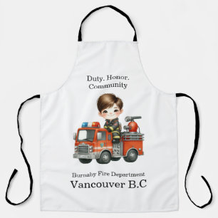 Ein fröhlicher junger Feuerwehrmann in einem helle Schürze