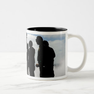 Ein Führerraum-Crewmitglied Zweifarbige Tasse