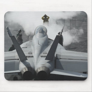 Ein Führerraumdirektor signalisiert einem F/A-18F Mousepad