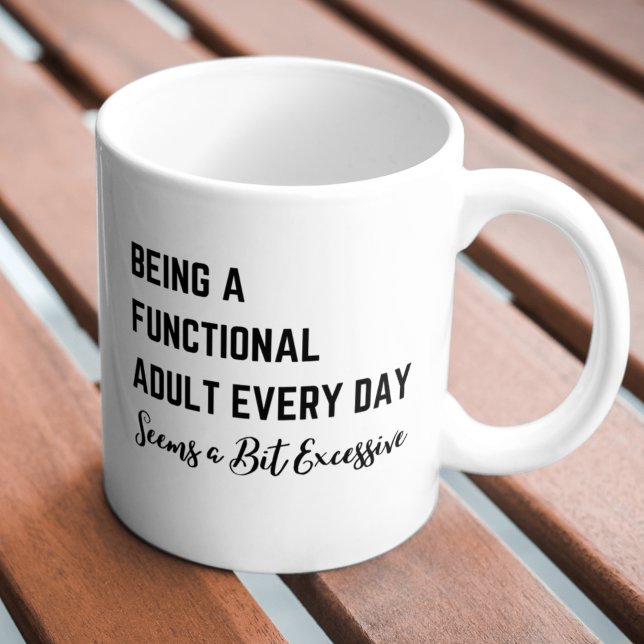 Ein funktioneller Erwachsener zu sein scheint jede Jumbo-Tasse (Being a Functional Adult Everyday Seems a Bit Exce Giant Coffee Mug)