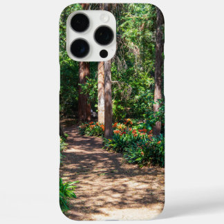 ein Fußweg im Garten mit orangefarbenen Blume iPhone 16 Pro Max Hülle
