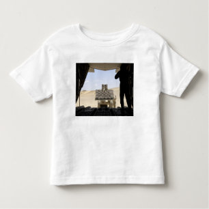 Ein Gabelstapler lädt Fracht auf einen C-130 Hercu Kleinkind T-shirt