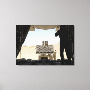 Ein Gabelstapler lädt Fracht auf einen C-130 Hercu Leinwanddruck