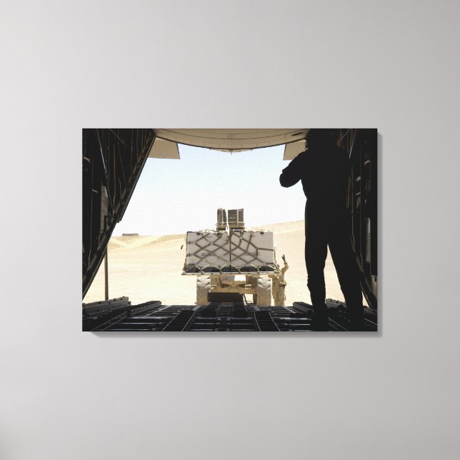 Ein Gabelstapler lädt Fracht auf einen C-130 Hercu Leinwanddruck (Vorderseite)